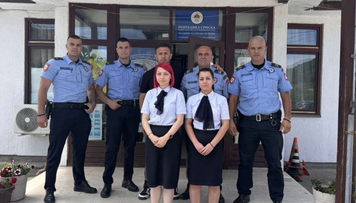 Policijski službenici PU Zvornik u misiji humanosti – Donirali novac za malu Mihaelu