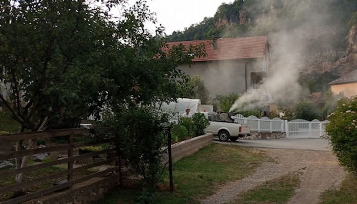 Počela dezinsekcija komaraca, zaprašeno nekoliko zvorničkih naselja, akcija se nastavlja do srijede (FOTO)