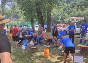 Održan tradicionalni „Zvornički kotlić“, dvadeset ekipa se takmičalo u pripremanju riblje čorbe i gulaša (FOTO)