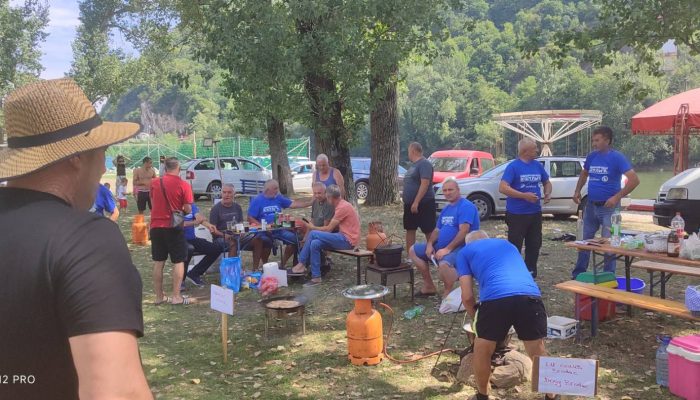 Održan tradicionalni „Zvornički kotlić“, dvadeset ekipa se takmičalo u pripremanju riblje čorbe i gulaša (FOTO)