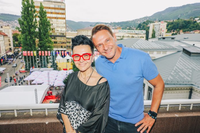 Interes za Bingovom festivalskom bazom ne jenjava: Enis Bešlagić i Amira Medunjanin posjetili Naše mjesto