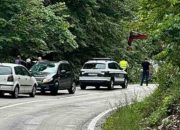 Teška saobraćajna nesreća kod Kladnja: Smrtno stradala jedna osoba, povrijeđena žena iz Sarajeva (FOTO)