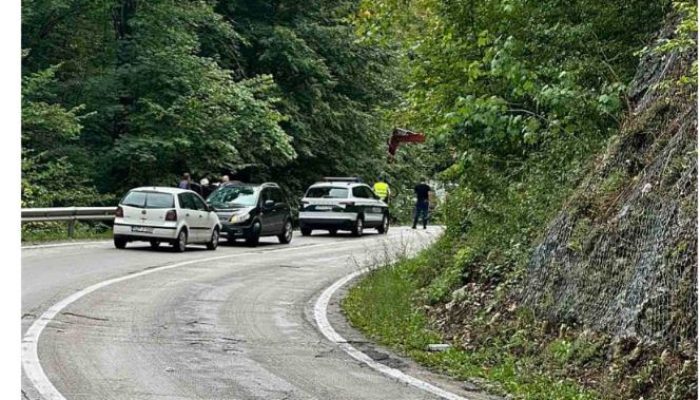 Teška saobraćajna nesreća kod Kladnja: Smrtno stradala jedna osoba, povrijeđena žena iz Sarajeva (FOTO)