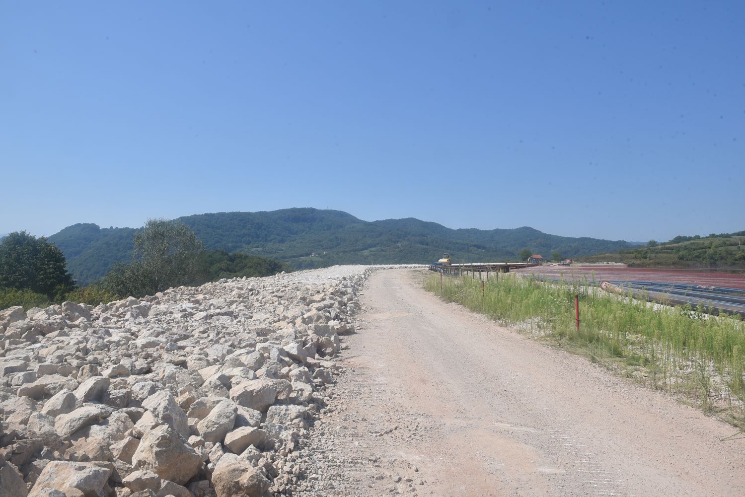 Počeli radovi na podizanju visine brane crvenog mulja za nova tri metra (FOTO)