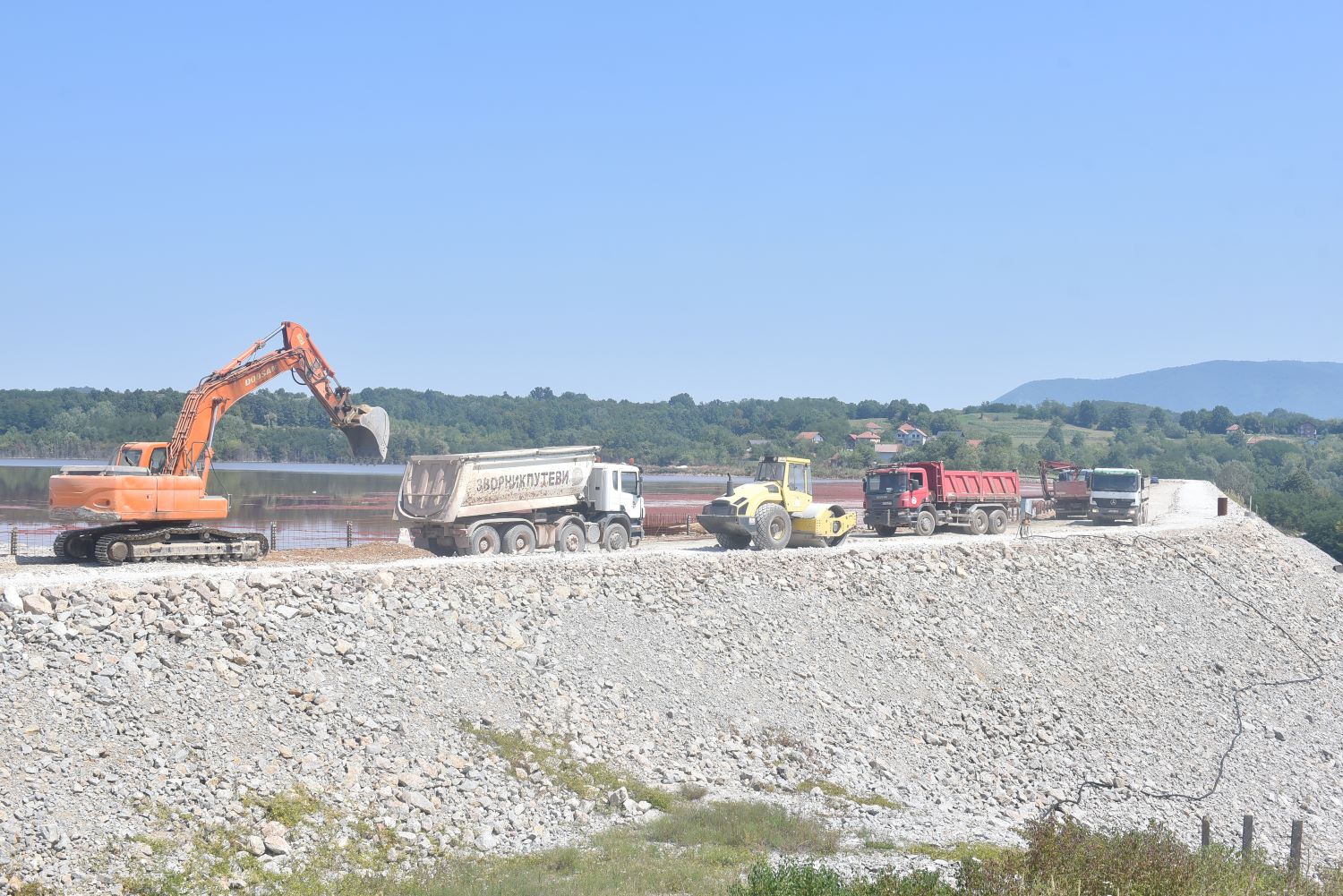 Počeli radovi na podizanju visine brane crvenog mulja za nova tri metra (FOTO)
