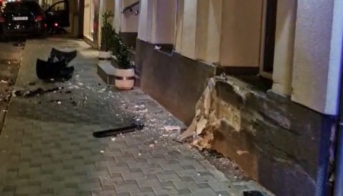 Bijeljina: Automobilom se zabio u ćevabdžinicu, povrijeđen i maloljetnik (FOTO)
