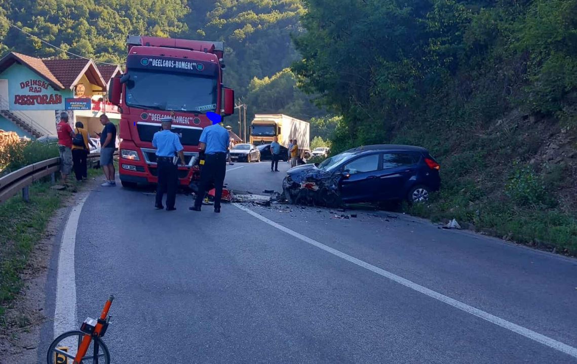 Niz saobraćajnih nezgoda na području Zvornika ovog četvrtka, nekoliko lica završilo u bolnici (FOTO)