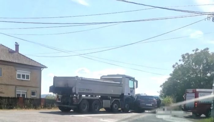 Dvoje mrtvih u sudaru s kamionom kod Ugljevika (FOTO)