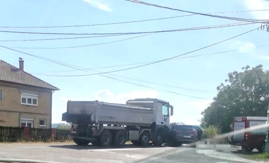 Dvoje mrtvih u sudaru s kamionom kod Ugljevika (FOTO)