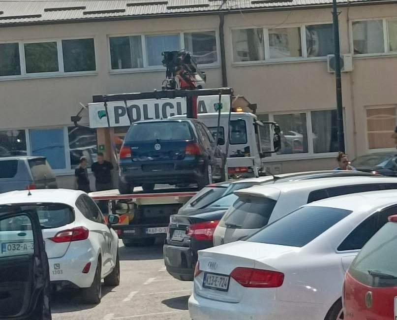 U Kalesiji policija na inicijativu stanovnika naselja Vukovije locirala i oduzela vozilo vozaču koji je bahatom vožnjom ugrozio živote ljudi (FOTO)