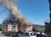 Požar zahvatio krov stambene zgrade u Vlasenici, vatrogasci iz Zvornika gase vatru!? (FOTO+VIDEO)