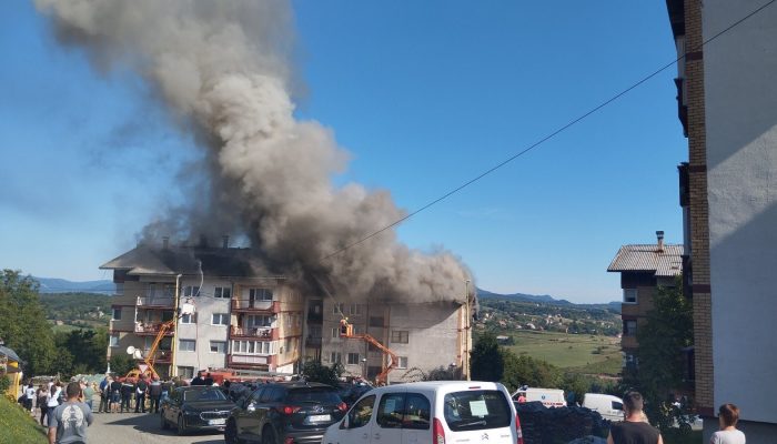 Požar zahvatio krov stambene zgrade u Vlasenici, vatrogasci iz Zvornika gase vatru!? (FOTO+VIDEO)