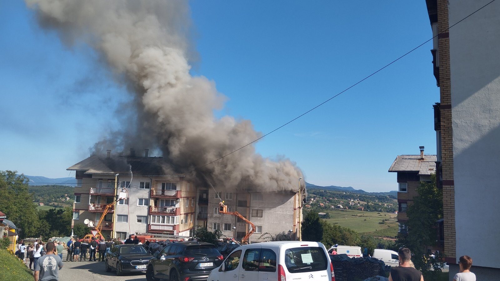 Požar zahvatio krov stambene zgrade u Vlasenici, vatrogasci iz Zvornika gase vatru!? (FOTO+VIDEO)