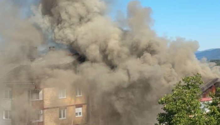 Požar zahvatio krov stambene zgrade u Vlasenici, vatrogasci iz Zvornika gase vatru!? (FOTO+VIDEO)