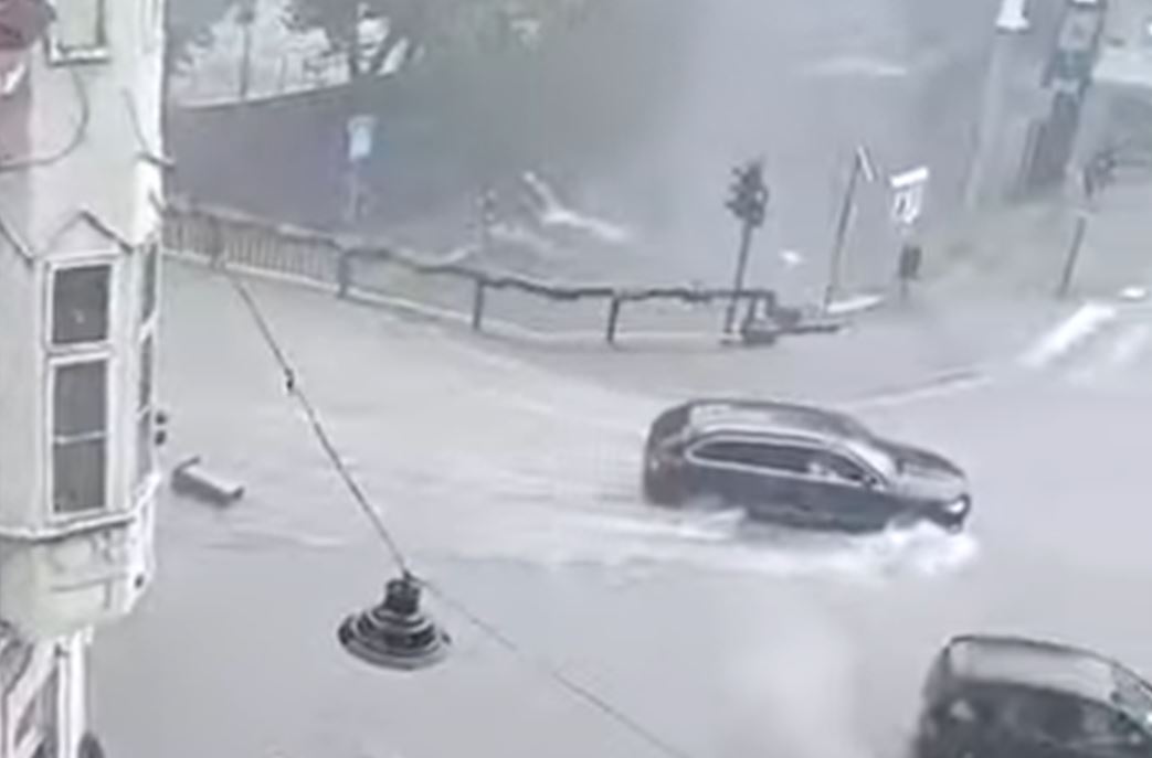 Nevrijeme krenulo od Doboja prema Tešnju, gradske ulice pod vodom (VIDEO)