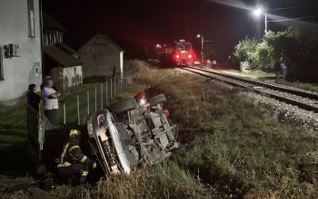 Najmanje jedno lice zadobilo povrede kada je voz udario putničko vozilo kod Loznice (FOTO)