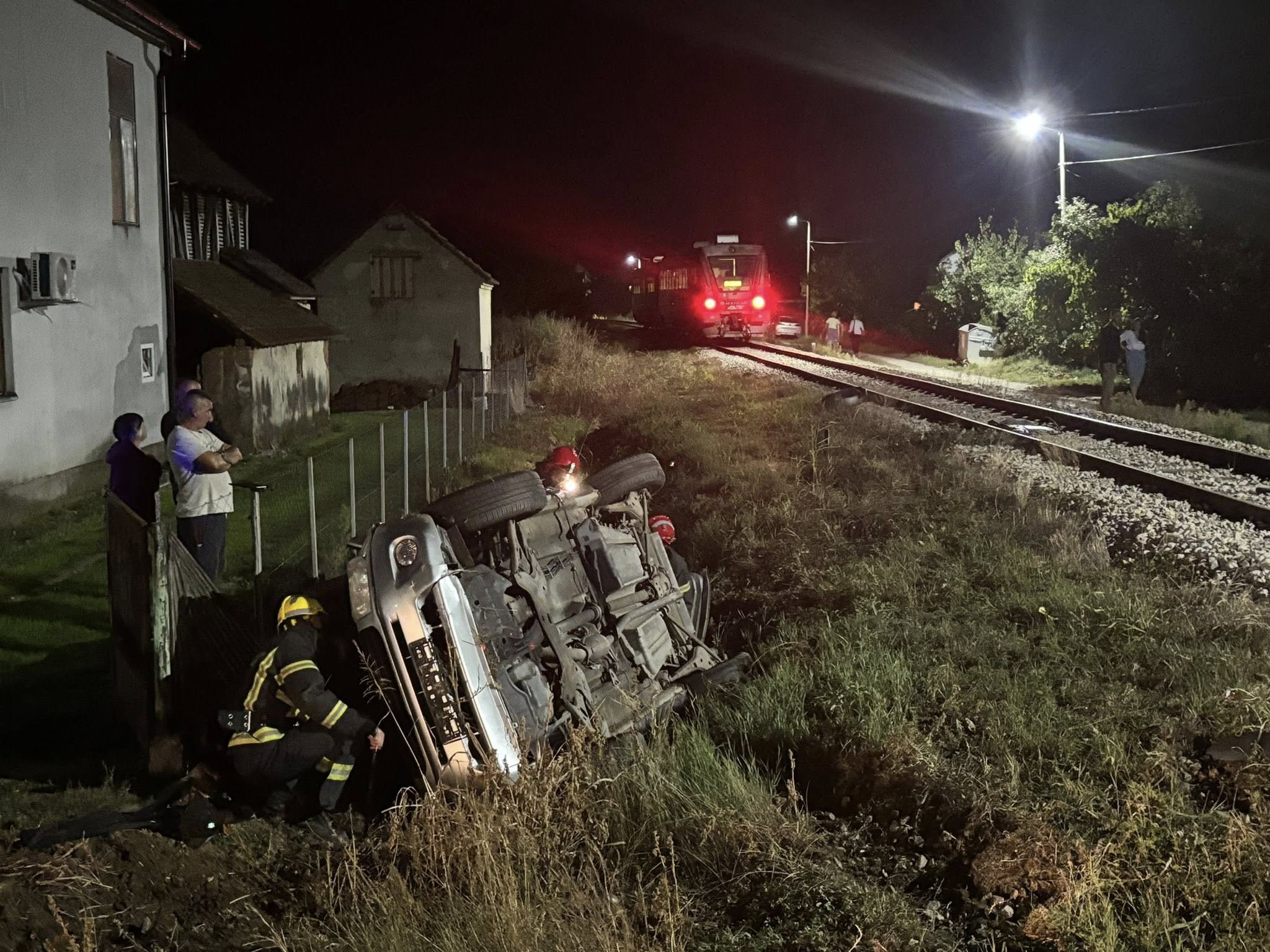 Najmanje jedno lice zadobilo povrede kada je voz udario putničko vozilo kod Loznice (FOTO)