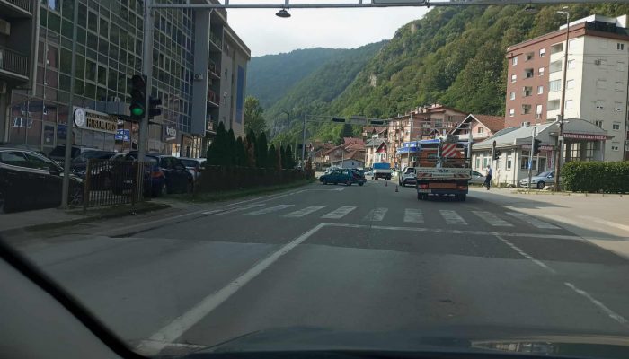 Jedno lice završilo u zvorničkoj bolnici nakon jutrošnjeg sudara na ulazu u Zvornik (FOTO)