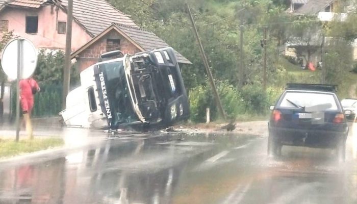 Totalna obus:tava saobraćaja na magistralnom putu Zvornik-Vlasenica zbog prevrnute cisterne, građani zabrinuti (FOTO)