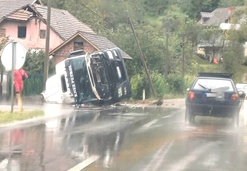 Totalna obus:tava saobraćaja na magistralnom putu Zvornik-Vlasenica zbog prevrnute cisterne, građani zabrinuti (FOTO)
