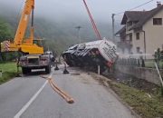 Milići: Prevrnuta cisterna izvučena iz kanala (FOTO)