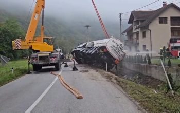 Milići: Prevrnuta cisterna izvučena iz kanala (FOTO)