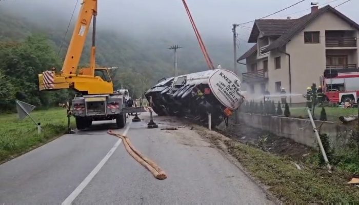 Milići: Prevrnuta cisterna izvučena iz kanala (FOTO)