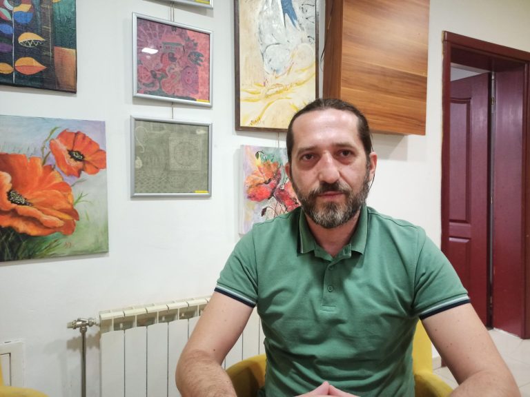 Direktor Doma omladine Zvornik Đorđe Deurić rekao je da će scena Doma omladine postati centar scenske hrabrosti, emocije i urbane estetike.„Prethodnih nekoliko godina imali smo pojačano interesovanje građana početkom jeseni sa upitima kada počinju pozorišne predstave, pa smo se odlučili da ove jeseni napravimo reviju koja će, nadamo se, prerasti u ozbiljan pozorišni festival“, rekao je Deurić.