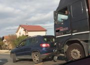Kod Skočića saobraćajna nezgoda, učestvovala tri vozila (FOTO)