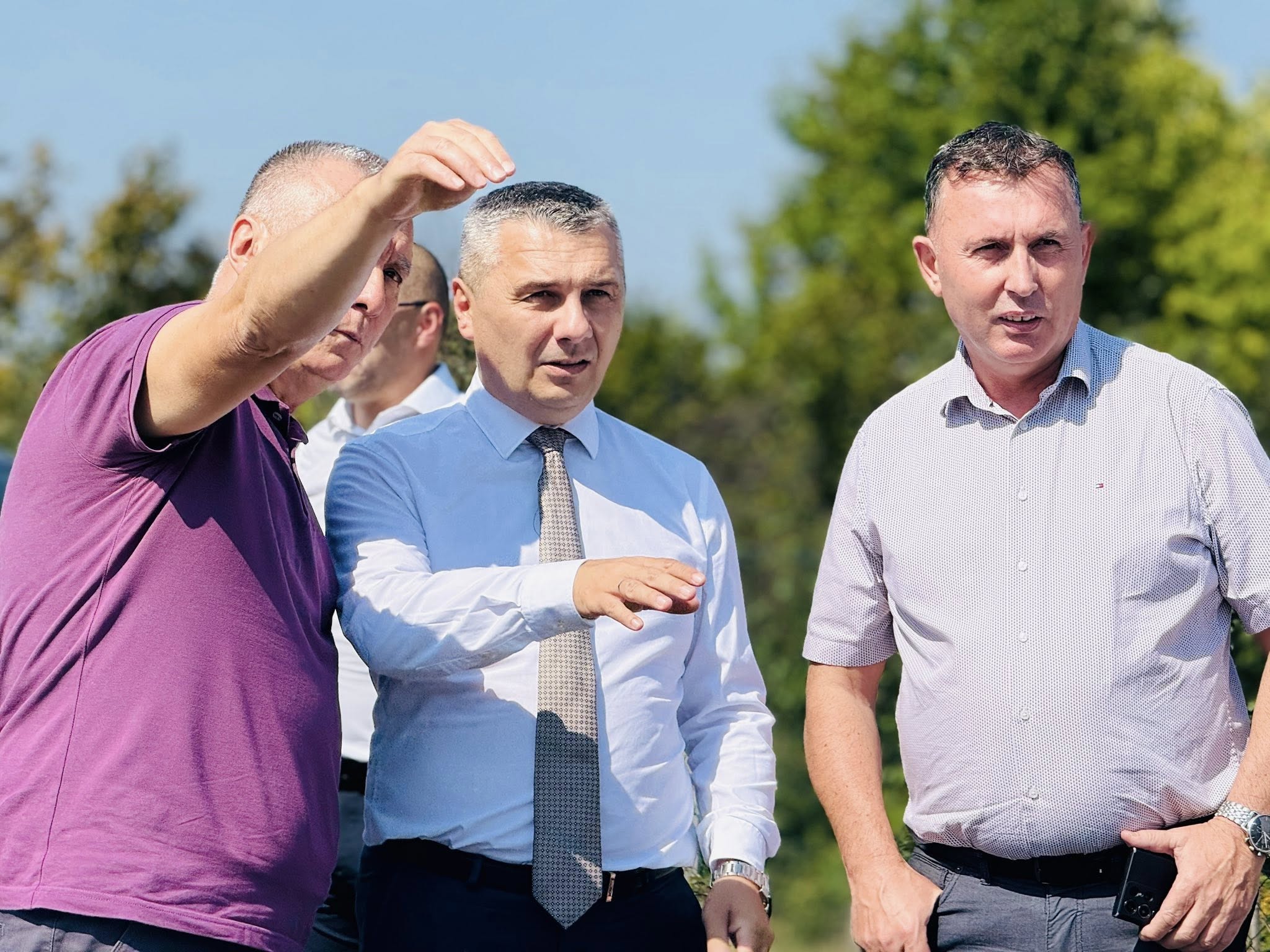 Završeno asfaltiranje puta u povratničkom naselju Gornja Višća, Dragomir i Jelenko Vasić u društvu ministra Dizdara (FOTO)