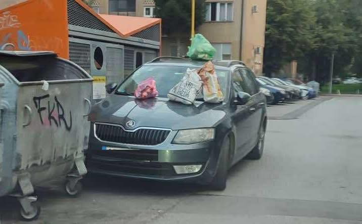 Nepropisno parkiranje i problem odvoza smeća: Tuzlaci našli originalno rješenje, u Zvorniku sličan problem još uvijek bez trajnog rješenja (FOTO)
