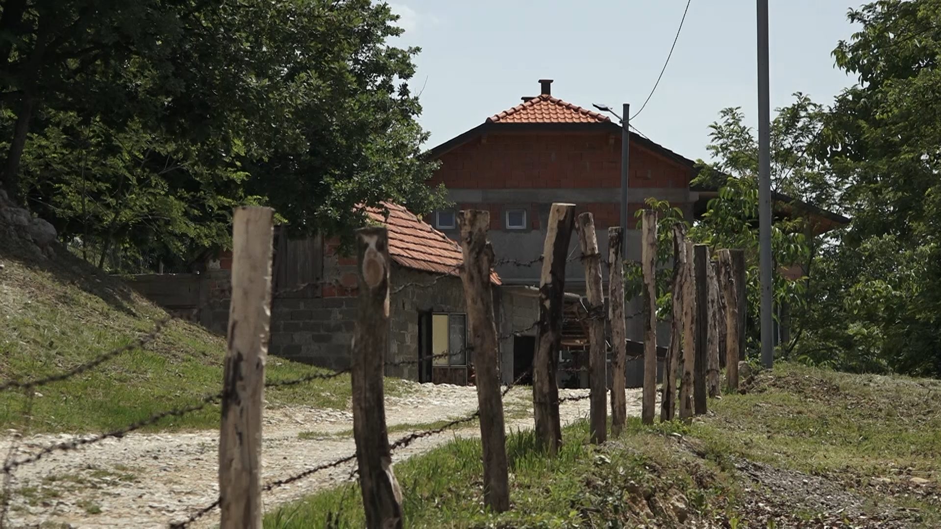 Svjedok na suđenju optuženom Mijiću: Optuženi je zapalio moju kuću, a moj tetak ga je gledao kako to radi