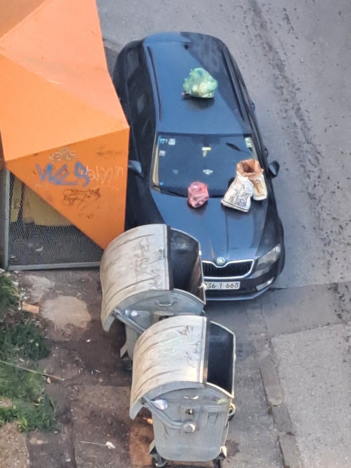 Nepropisno parkiranje i problem odvoza smeća: Tuzlaci našli originalno rješenje, u Zvorniku sličan problem još uvijek bez trajnog rješenja (FOTO)