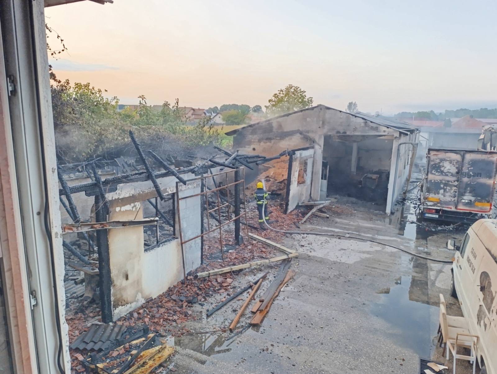 Požar kod Loznice: Izgorjela kompletna tapetarska radnja, ogromna materijalna šteta (FOTO)