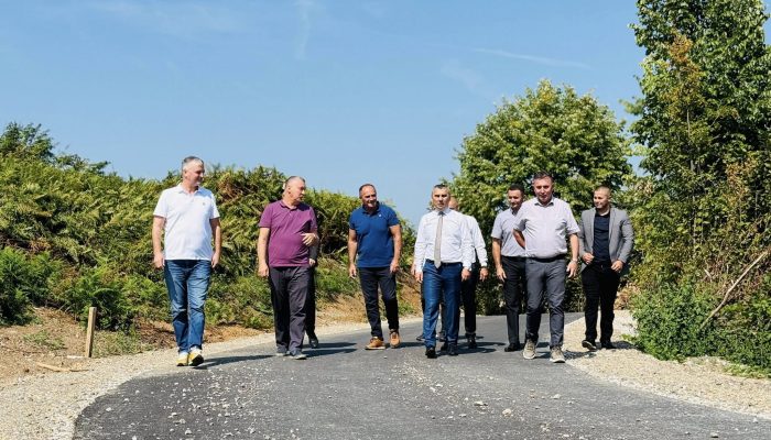 Završeno asfaltiranje puta u povratničkom naselju Gornja Višća, Dragomir i Jelenko Vasić u društvu ministra Dizdara (FOTO)