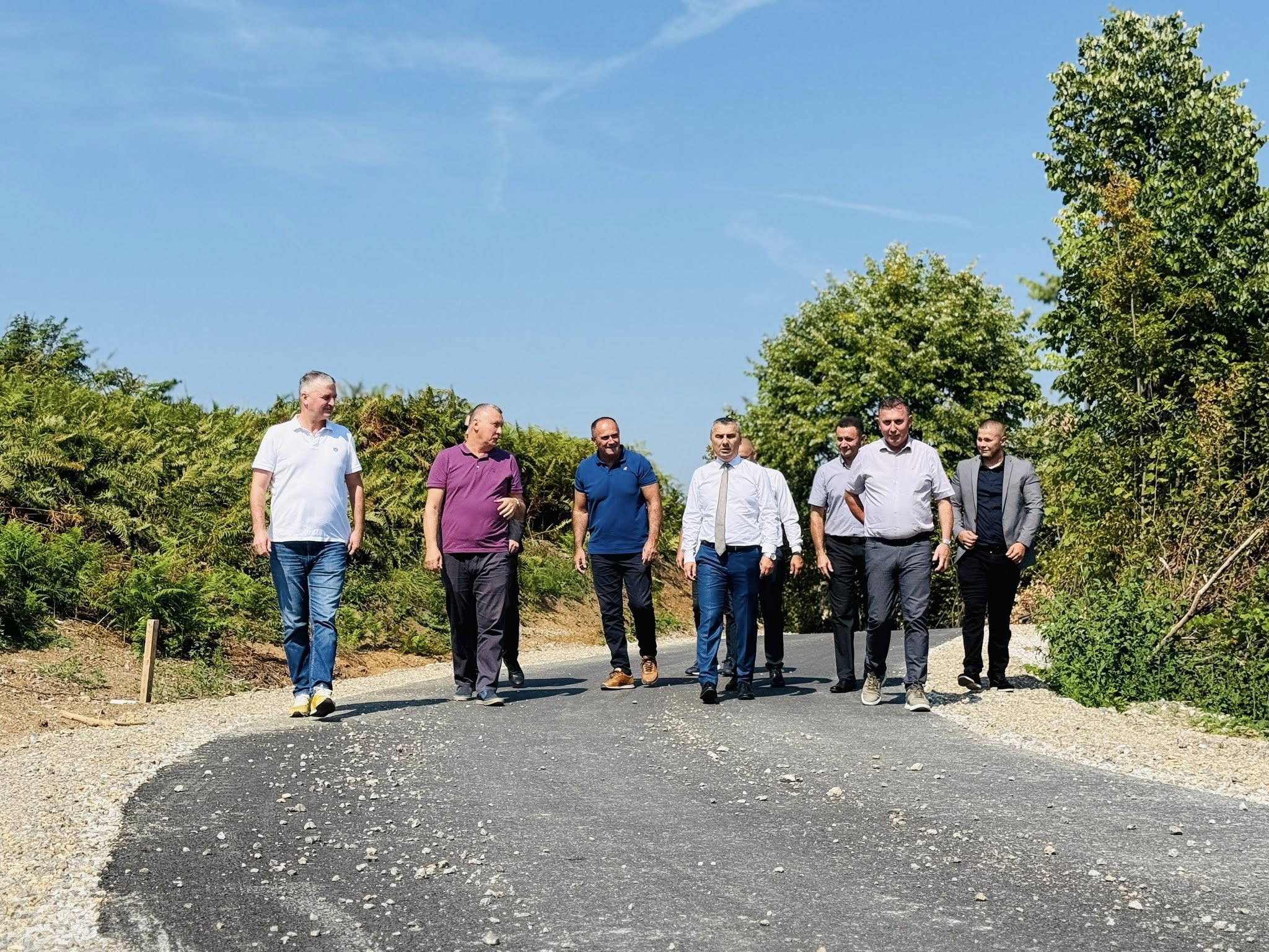 Završeno asfaltiranje puta u povratničkom naselju Gornja Višća, Dragomir i Jelenko Vasić u društvu ministra Dizdara (FOTO)