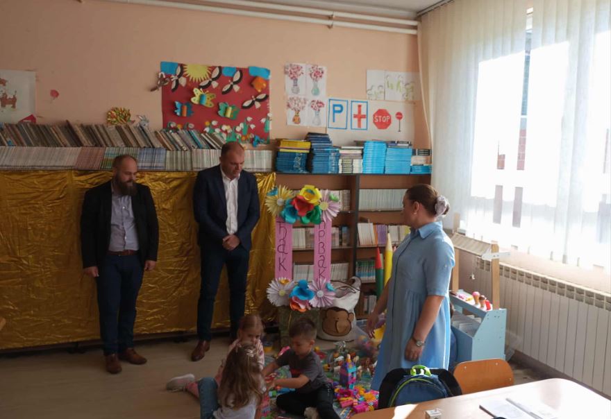 Gradonačelnik Zvornika posjetio prvačiće i drugog dana škole u Križevićima, Orahovcu, Kamenici i Kozluku (FOTO)