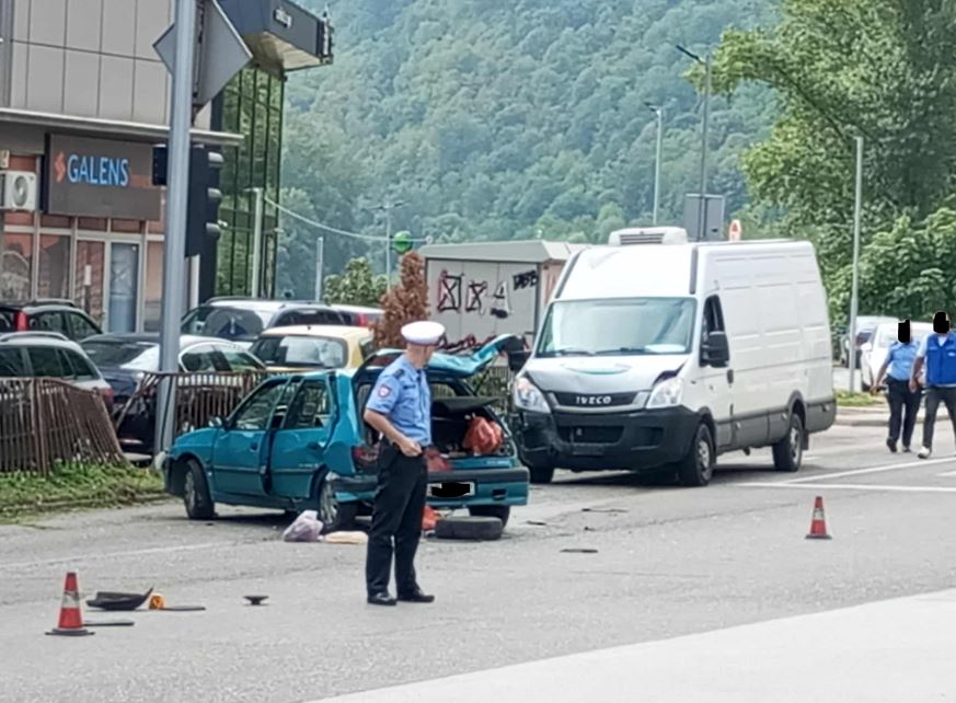 Jedno lice završilo u zvorničkoj bolnici nakon jutrošnjeg sudara na ulazu u Zvornik (FOTO)