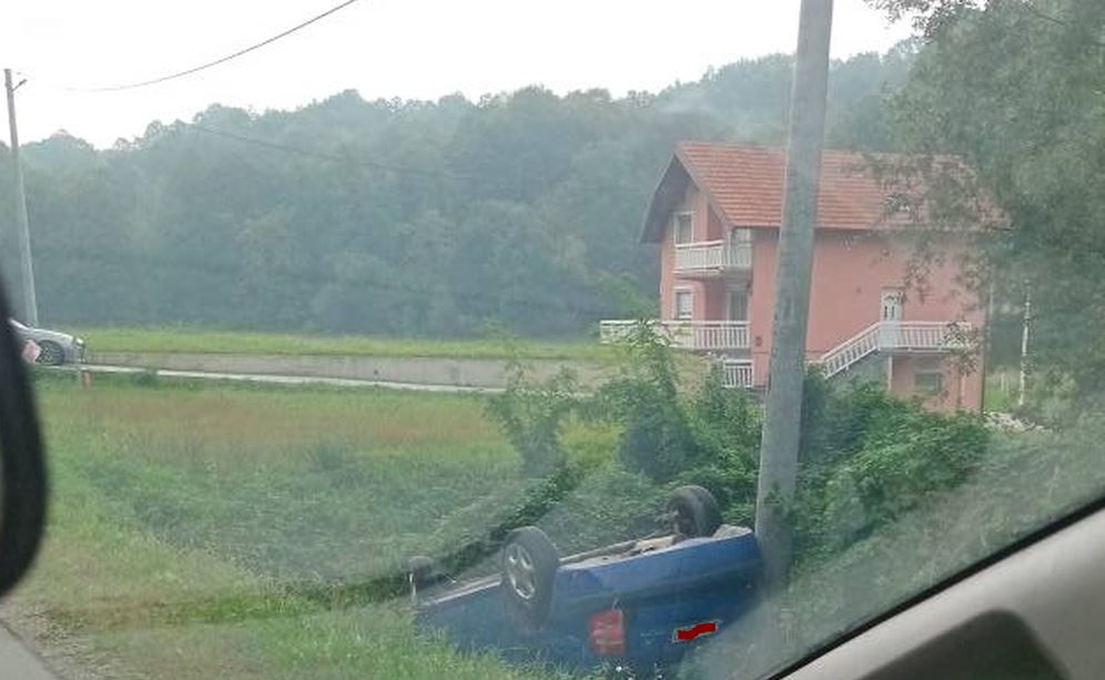 Dvije osobe povrijeđene nakon saobračajne nezgode kod Sapne (FOTO)