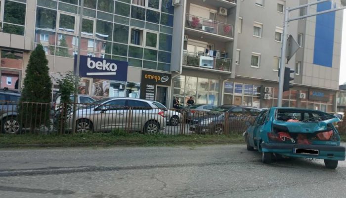 Jedno lice završilo u zvorničkoj bolnici nakon jutrošnjeg sudara na ulazu u Zvornik (FOTO)