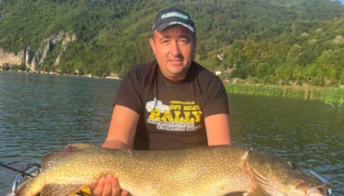 Dugogodišnji ribolovac Đorđe Jovanović ulovio štuku od 13 kilograma na Zvorničkom jezeru (FOTO)
