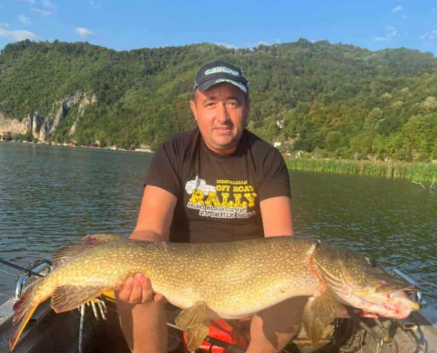Dugogodišnji ribolovac Đorđe Jovanović ulovio štuku od 13 kilograma na Zvorničkom jezeru (FOTO)