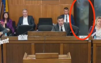 Fizički obračun odbornika SNSD-a i SP-a u lokalnoj Skupštini (VIDEO)