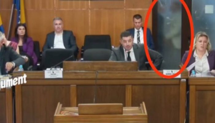 Fizički obračun odbornika SNSD-a i SP-a u lokalnoj Skupštini (VIDEO)