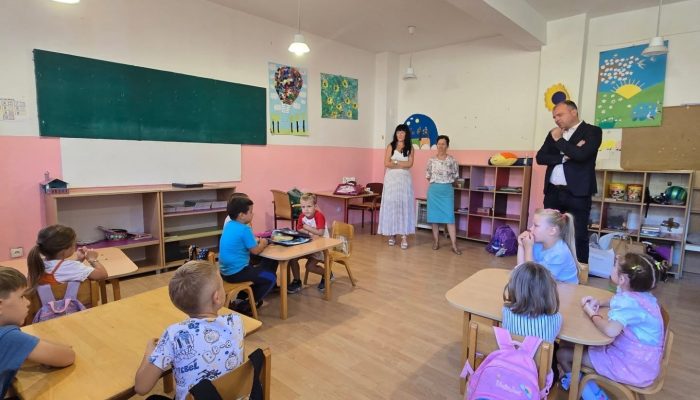 Gradonačelnik Zvornika posjetio prvačiće i drugog dana škole u Križevićima, Orahovcu, Kamenici i Kozluku (FOTO)