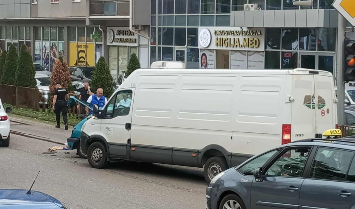 Više lica zadobilo povrede u sudaru na ulazu u Zvornik iz pravca Diviča (FOTO)