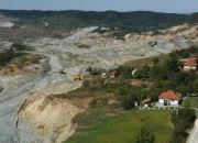 Sela u Ugljeviku pogođena klizištem bukvalno tonu