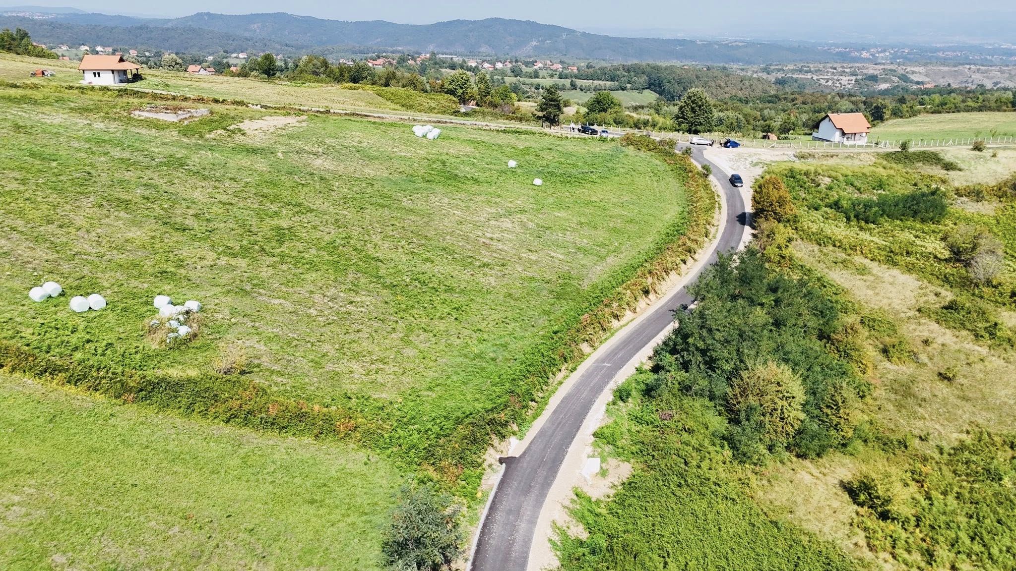Završeno asfaltiranje puta u povratničkom naselju Gornja Višća, Dragomir i Jelenko Vasić u društvu ministra Dizdara (FOTO)