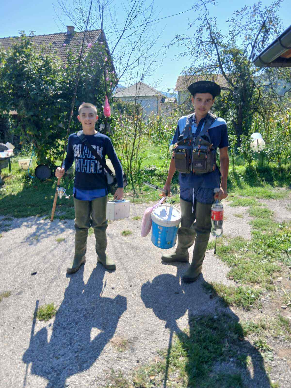 Mladi Hajrudin Dubičić dječak koji živi uz Drinu, uzgaja pčele, radi poljoprivredne poslove, pohađa srednju školu i sanja pravi čamac (FOTO)