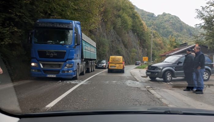 Dvije saobraćajne nezgode u razmaku manjem od sat vremena na području Zvornika (FOTO)